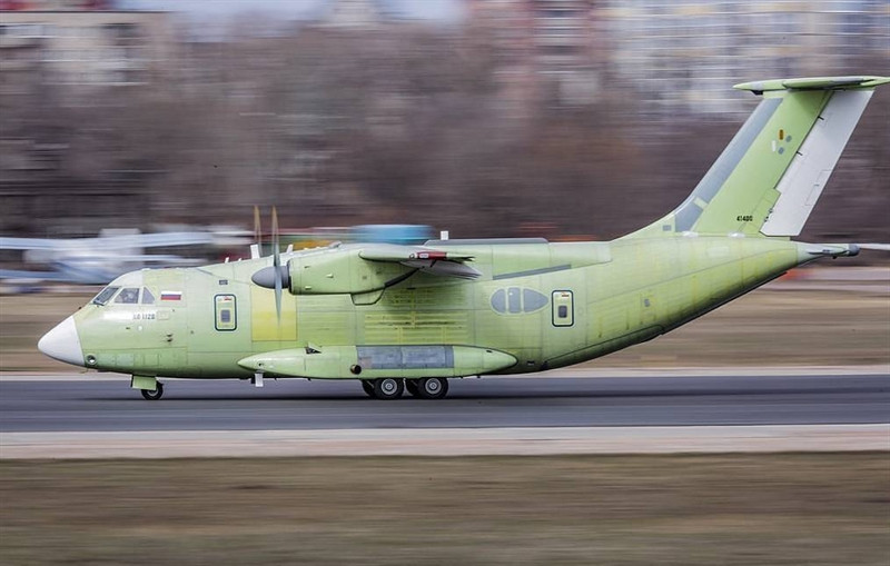 Như vậy khi đặt cạnh chiếc vận tải cơ hạng nhẹ tiêu chuẩn và rất ăn khách của phương Tây hiện nay là C295M thì dù cho kích cỡ tương đồng nhưng C295M mang được tải trọng tới 9 tấn và đạt tầm xa 1.300 km khi làm việc ở chế độ này, vượt quá xa Il-112. 