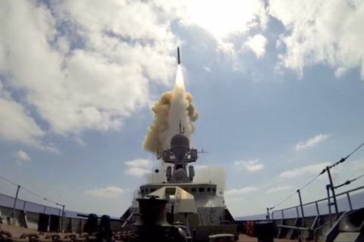 Một số lượng lớn tên lửa hành trình Kalibr đã được phóng vào nhiều vị trí của phiến quân khủng bố, bẻ gãy dự định phản công nhằm vào quân đội Nga - Syria cũng như lực lượng vũ trang Iran và đồng minh Hezbollah.