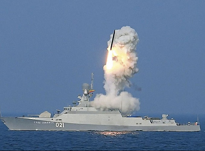 So với những trận ném bom thì cuộc tấn công bằng tên lửa hành trình thường gây thương vong lớn hơn do có tính bất ngờ, phiến quân không thể nhận biết tên lửa đang bay tới để lẩn tránh.