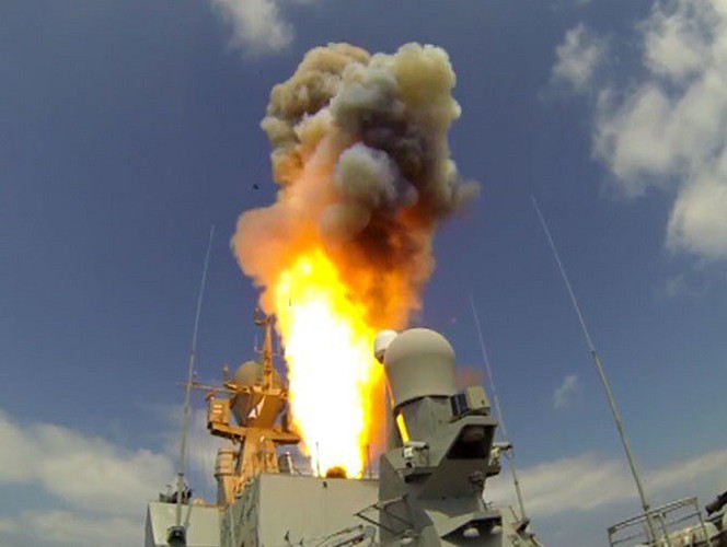 "Các tên lửa hành trình tầm xa được phóng bởi một tàu chiến của Hải quân Nga trên Biển Địa Trung Hải, nhằm vào vùng ngoại ô thành phố Ainjara ở phía Tây Aleppo", Giám đốc trung tâm truyền thông Aleppo cho biết.