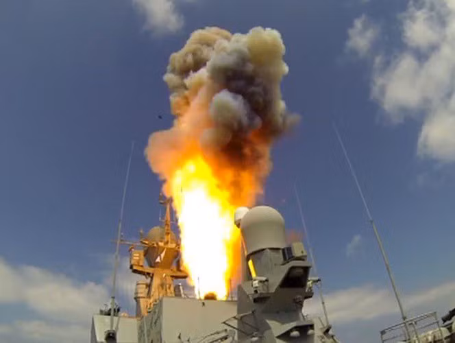 "Các tên lửa hành trình tầm xa được phóng bởi một tàu chiến của Hải quân Nga trên Biển Địa Trung Hải, nhằm vào vùng ngoại ô thành phố Ainjara ở phía Tây Aleppo", Giám đốc trung tâm truyền thông Aleppo cho biết.