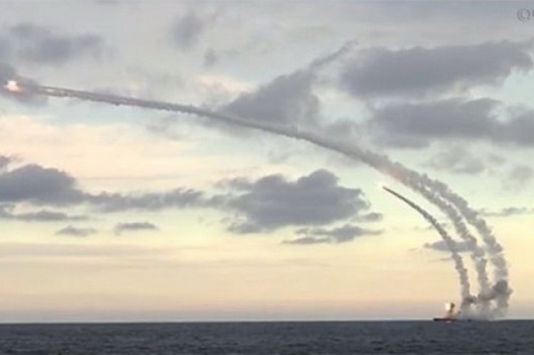 Nhưng báo chí lưu ý rằng ngoài khơi Syria đang có các tàu chiến Nga được trang bị ít nhất 20 tên lửa hành trình Kalibr, lực lượng này luôn sẵn sàng tiến hành những vụ oanh kích lớn nhằm vào căn cứ của phiến quân.