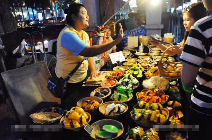 Một sạp bán đồ ăn đường phố ở thủ đô Thái Lan. Ảnh Sina