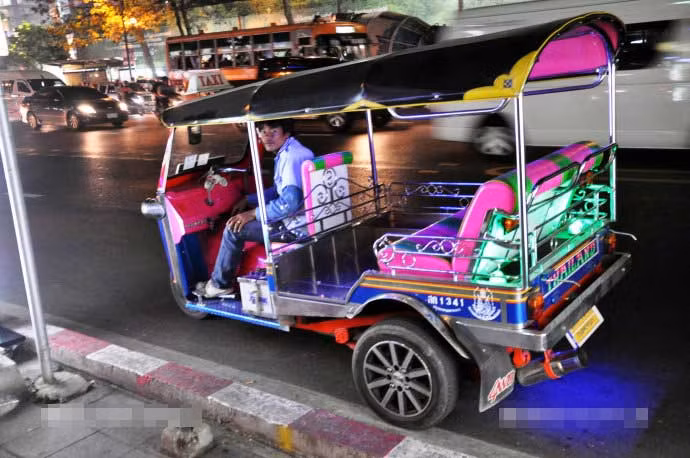 Anh chủ xe tuk tuk đỗ bên lề đường để đợi khách. Ảnh Sina