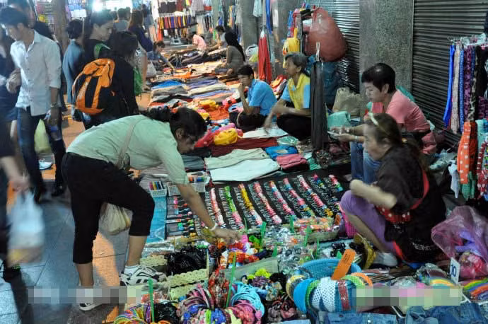 Những sạp hàng nhỏ mở dọc con phố ở Bangkok vào buổi tối. Ảnh Sina