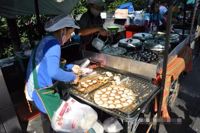 Một quầy xe bán đồ ăn đường phố ở Bangkok. Ảnh Sina