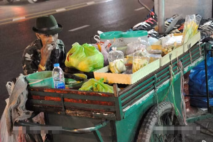 Một xe bán hàng rong cúa ông lão Thái Lan bên lề đường. Ảnh Sina