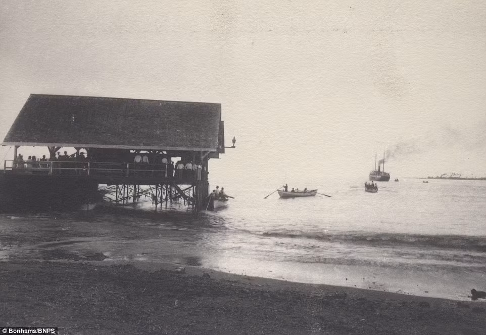 Cùng với việc chụp ảnh cuộc sống nơi đây, Smith còn hay kể những trải nghiệm hàng ngày mà anh thực hiện ở quần đảo Hawaii thông qua hàng loạt lá thư gửi về cho người nhà ở Anh. Ảnh: Những chiếc thuyền chèo đang đón khách tại một bến tàu. Ảnh Daily Mail