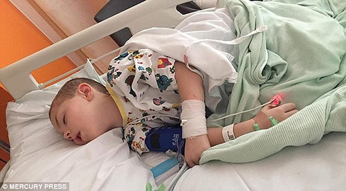 Bên cạnh đó, mới đây cậu bé Jade Clark, 5 tuổi đến từ Cheshire (nước Anh) đã phải nhập viện khẩn cấp vì nhịn đi vệ sinh quá lâu. Ca phẫu thuật kéo dài suốt 4 tiếng, trong đó có hơn 2 tiếng để bác sĩ làm sạch phân trong bụng của bé vì quá đầy. Vì cơ địa bất thường khiến việc đi vệ sinh quá đau đớn, cậu bé đã thường xuyên nhịn "đi nặng" đến mức có lần phân thải ra từ đằng miệng.