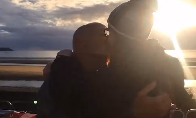 Thieu nu 18 tuoi cau hon ban trai 60 tuoi