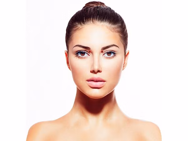 Chân lông mày (huyệt tán trúc). Huyệt tán trúc nằm ở sống mũi, tại hốc mắt, chính xác hơn là ngay dưới lông mày. Khoảng cách giữa huyệt ấn đường và huyện tán trúc là khoảng 1 cm đối với mỗi bên. Sử dụng các mũi của cả hai ngón tay trỏ, ấn xuống huyệt tán trúc ít nhất một phút, trong khi đó nên hít thở sâu. Nếu bạn muốn, bạn có thể bấm huyệt và bên trái bên phải riêng nhau , nhưng phải chắc chắn giữ lực đủ 1 phút cho mỗi bên.