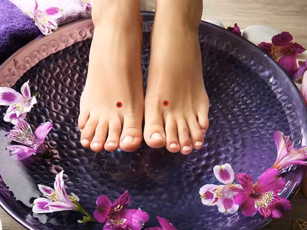 Chân. Điểm này nằm ở mặt trên của bàn chân, chỉ gần chỗ lõm giữa ngón chân cái và ngón chân thứ hai. Nó cách khoảng 2.5 hoặc 3,5 cm tính từ các ngón chân. Hãy ngồi thoải mái và đặt chân phải của bạn lên trên đùi trái. Sử dụng ngón tay cái ấn mạnh vào huyệ thái xung một vài phút. Lặp lại với chân kia. Tiếp tục 2 hoặc 3 lần.