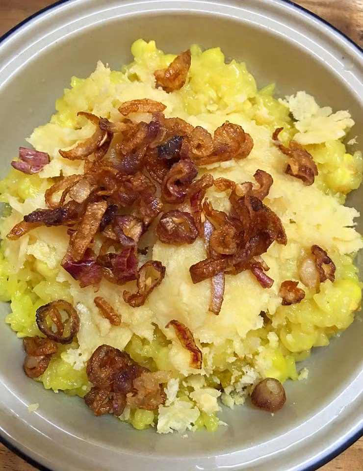 Xôi chín múc ra bát, thêm chút đậu xanh đã đồ chín,hành khô dưới chút mỡ hoặc dầu ăn cho xôi mềm và ngậy, có thể thêm ruốc thịt tuỳ ý. (Phần đậu xanh khi đã thành nắm tròn khi ăn các bạn dùng dao bào mỏng như mấy bà bán hàng xôi nhé).