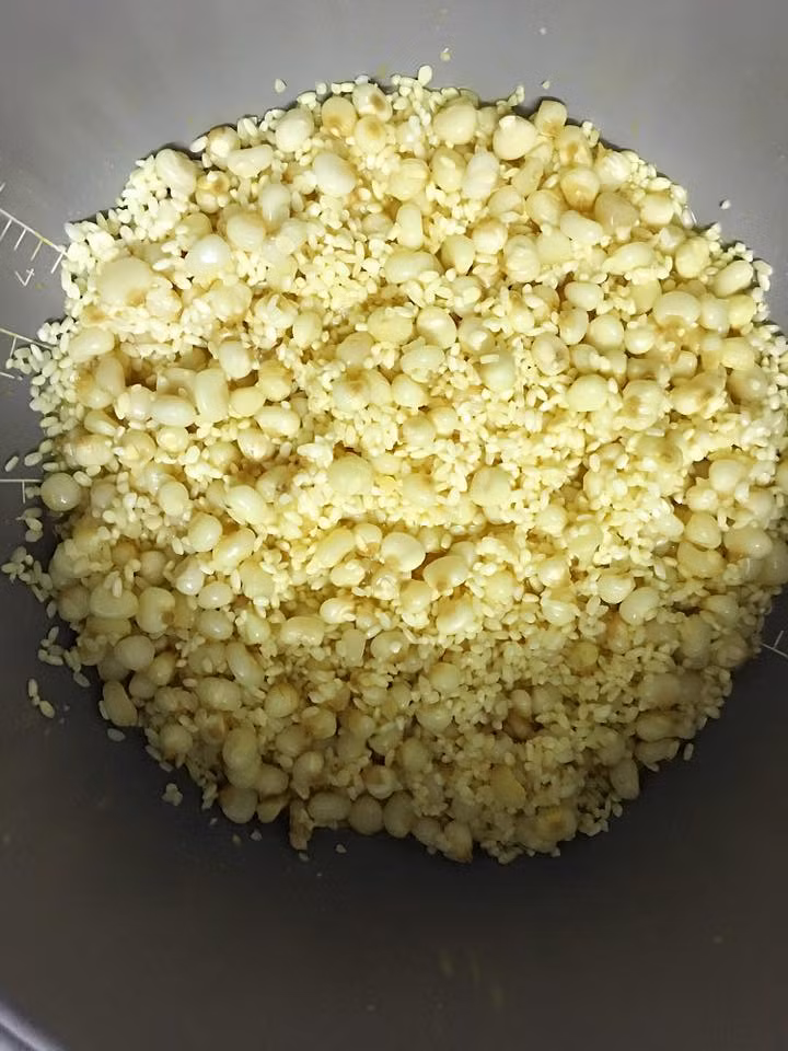 Gạo nếp ngâm xong vo sạch,cho vào nồi cùng với ngô luộc hoặc ngô bung. Hoà chút bột nghệ với nửa bát nước rồi đổ vào nồi, nhớ xâm xấp thôi nhé không được đổ quá mặt gạo sẽ bị nhão, thêm chút muối cho xôi được đậm đà.