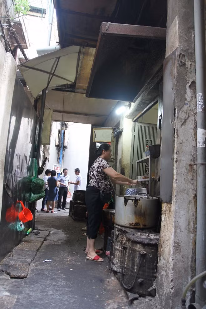 Bà Nội tâm sự, bà muốn bán thêm nhiều món ngoài bánh đúc, cũng là muốn đáp ứng nhu cầu ngày càng đa dạng của khách hàng. Tuy nhiên, bà chủ yếu bán những món dân dã, phù hợp với số đông và cũng muốn giữ gìn những món ăn gắn liền với miền quê thuở nào.