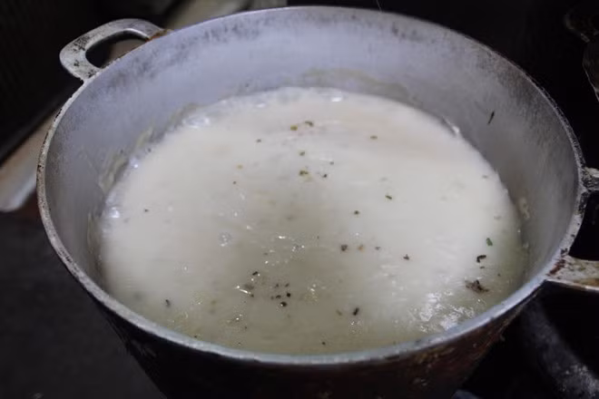 Bánh đúc được bà làm bằng đúng cách truyền thống với vị thơm ngon có tiếng.