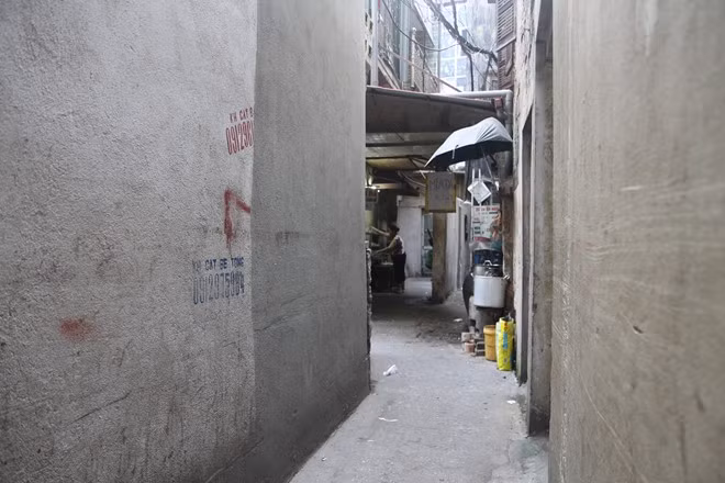 Quán bánh đúc nóng đã hơn 30 năm tuổi, trước kia nằm ở vỉa hè phố Lê Ngọc Hân, nay chuyển vào ngõ nhỏ. Không gian chật chội không ngăn được thực khách tìm về quán quen bất kể thời điểm nào trong ngày.