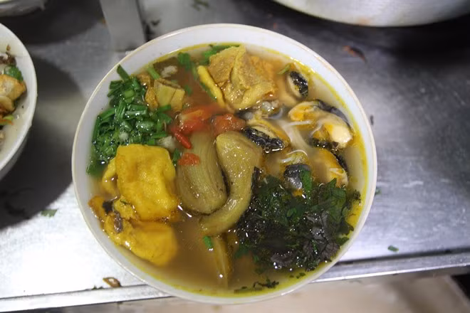 Bún ốc thập cẩm khiến nhiều người mê mệt như một món ăn ăn hoài không chán, với vị thơm ngậy rất đặc trưng của ốc, chuối, đậu hòa với nhau.