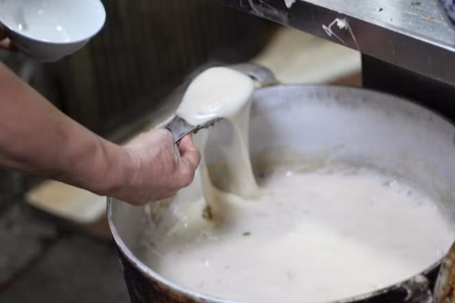 Bất kể lúc nào, nồi bánh đúc luôn nóng hổi và nghi ngút khói. Khi có khách, bát bánh đúc dẻo quánh được múc một cách vô cùng khéo léo bằng hành động đã thuần thục hàng chục năm.