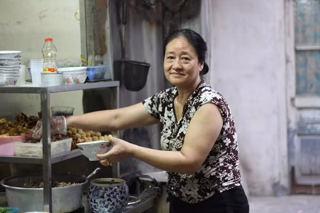 Bà Nội luôn tâm niệm giữ nghề, giữ được món ăn đã giúp gia đình bà vượt qua một thời kỳ khó khăn. Quán không những nổi tiếng mà ngày càng khẳng định là một trong những địa điểm ẩm thực không thể bỏ qua của thủ đô.