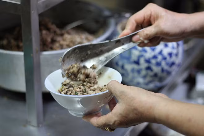 Chỉ khác một điều, bát bánh đúc ngày nay nhiều thịt hơn, gia vị ăn kèm cũng đầy đủ hơn. Khách nào ăn khỏe, bà hào phóng múc thêm thịt băm mộc nhĩ ăn cho bát đầy đặn hơn.