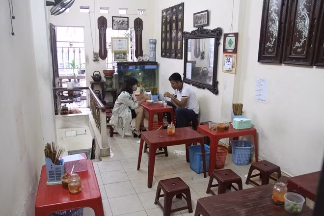 Khách hàng đến với quán trong ngõ nhỏ bất kể thời điểm nào trong ngày, bất kể mùa nào. Mùa hè quán đã đông, mùa đông lại càng nhiều khách. Tầng 2 của căn nhà cũng được tận dụng làm chỗ ngỗi cho khách. Rất nhiều người nổi tiếng đến thưởng thức quán bánh đúc trứ danh của bà.