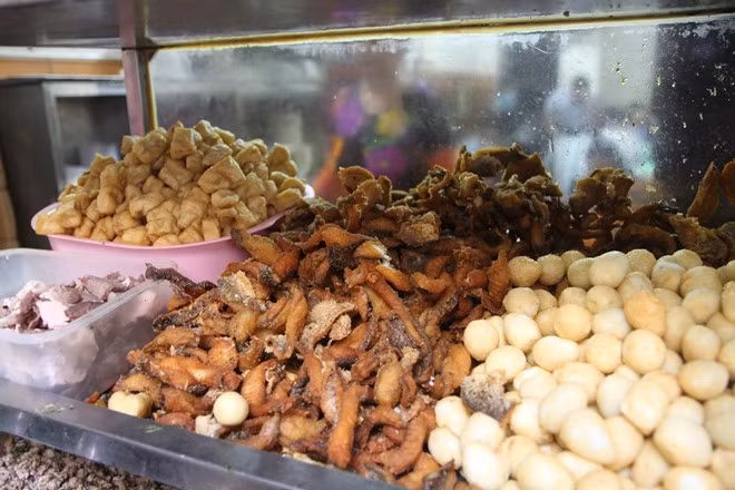 Trước khi quán nằm ở vỉa hè, mấy năm gần đây bà chuyển quán vào trong ngõ. Không gian rộng rãi hơn nên bà có điều kiện bán thêm những món ăn khác. Các món đều dân dã và dễ ăn.