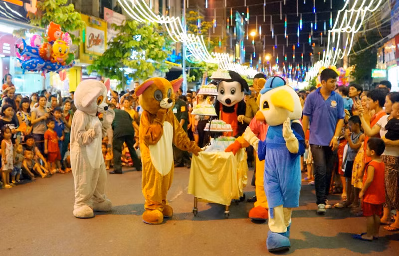 Trên tuyến phố đi bộ được bố trí thêm các quầy bán hàng di động phục vụ người dân và du khách. Mọi người có thể thỏa sức đi dạo, ngắm cảnh hay mua sắm, thưởng thức ẩm thực với các món ăn đặc trưng của Việt Nam và Trung Quốc. Những nhân vật hoạt hình ngộ nghĩnh khiến cho trẻ em luôn chăm chú theo dõi