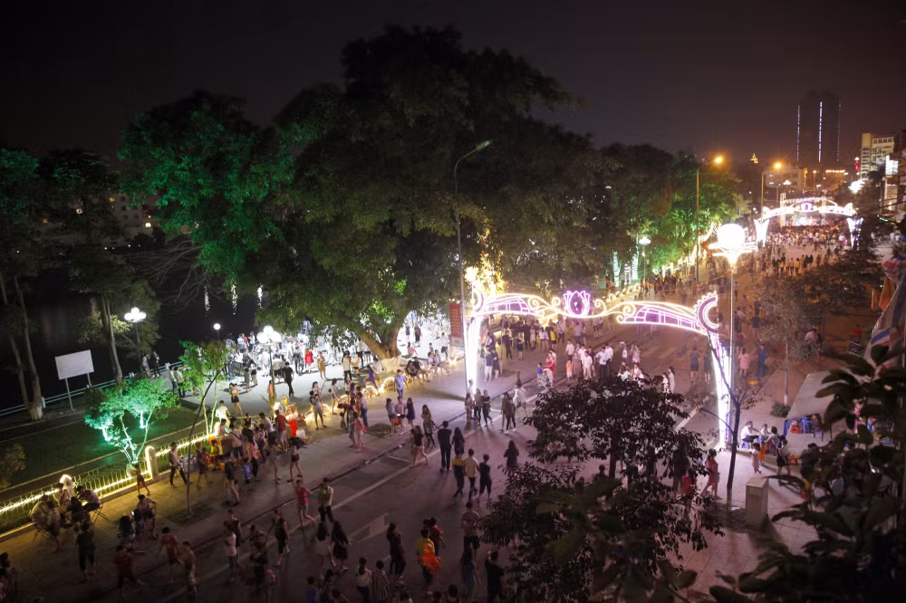 Phố đi bộ Trần Phú, TP Móng Cái, Quảng Ninh Kể từ khi trở thành phố đi bộ, tuyến phố này trở nên đông đúc và nhộn nhịp hơn hẳn. Con phố dường như khoác lên mình bộ áo mới với những bóng đèn màu lung linh bên cạnh những biển hiệu nhiều màu sắc.