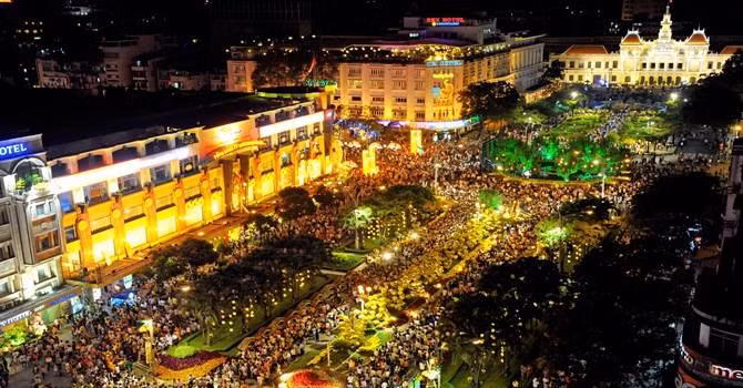 Phố đi bộ Nguyễn Huệ, TP Hồ Chí Minh. Đêm lung linh muôn sắc màu của phố đi bộ Nguyễn Huệ.