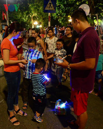 Phố đi bộ Nguyễn Phúc Chu, Hội An, Quảng Nam. Đây là con đường nằm ở bờ nam sông Hoài, nhìn sang khu phố cổ, chạy dọc theo khu Vườn tượng An Hội, khu chợ đêm Nguyễn Hoàng, thu hút rất đông du khách, nhất là vào ban đêm. Khi tuyến đường này trở thành “Phố đi bộ” sẽ tạo không gian yên tĩnh, an toàn, phục vụ nhu cầu tham quan, thưởng ngoạn của nhân dân và du khách. Phố đi bộ hoạt động 07 ngày, đêm/tuần: Buổi sáng (từ 08g30-11g00), buổi chiều và tối từ 15g00-21g30 (mùa hè) và 21g00 (mùa đông).