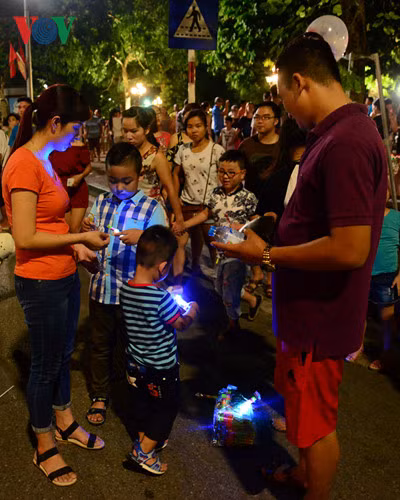 Phố đi bộ Nguyễn Phúc Chu, Hội An, Quảng Nam. Đây là con đường nằm ở bờ nam sông Hoài, nhìn sang khu phố cổ, chạy dọc theo khu Vườn tượng An Hội, khu chợ đêm Nguyễn Hoàng, thu hút rất đông du khách, nhất là vào ban đêm. Khi tuyến đường này trở thành “Phố đi bộ” sẽ tạo không gian yên tĩnh, an toàn, phục vụ nhu cầu tham quan, thưởng ngoạn của nhân dân và du khách. Phố đi bộ hoạt động 07 ngày, đêm/tuần: Buổi sáng (từ 08g30-11g00), buổi chiều và tối từ 15g00-21g30 (mùa hè) và 21g00 (mùa đông).