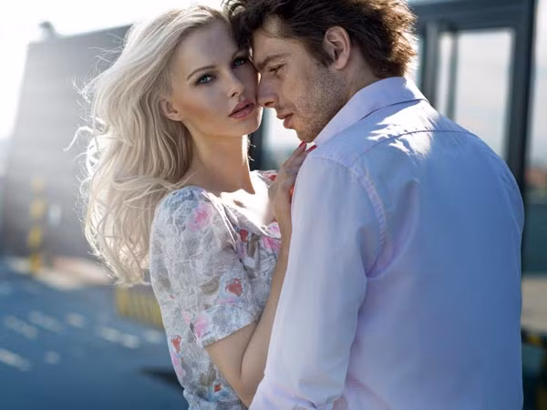 Sự thật 2. Tất cả chúng ta tiết ra một hóa chất gọi là pheromone. Ở nam giới, hóa chất này gọi là androsterones. Hóa chất tiết mùi cơ thể này có tác dụng gửi tín hiệu muốn ân ái với người khác giới.