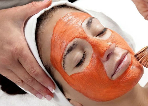 Chọn quả đu đủ chín kỹ rồi lấy 1 thìa ruột đu đủ, trộn với 1/2 thìa chanh và 1/2 thìa sữa chua. Thoa hỗn hợp lên mặt rồi rửa sạch sau 20 phút. Tinh chất đu đủ và sữa chua, chanh sẽ giúp làn da bạn sáng hơn mà những chiếc vi ô lông cũng dần biến mất. Đây cũng là cách tẩy lông mặt đơn giản và hiệu quả.