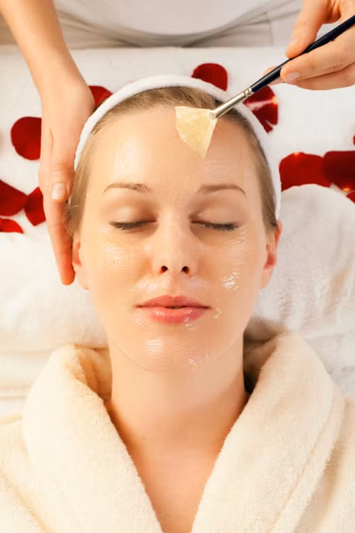 Phương pháp phổ biến nhất mà chị em thường áp dụng để triệt lông vĩnh viễn tại nhà là sử dụng mặt nạ chanh và mật ong. Trộn đều 1 thìa nước cốt chanh với 4 thìa mật ong. Thoa hỗn hợp này lên mặt theo chiều phát triển của lông mặt. Sau 20 phút, rửa sạch khi mặt nạ đã khô và thẩm thấu vào da.