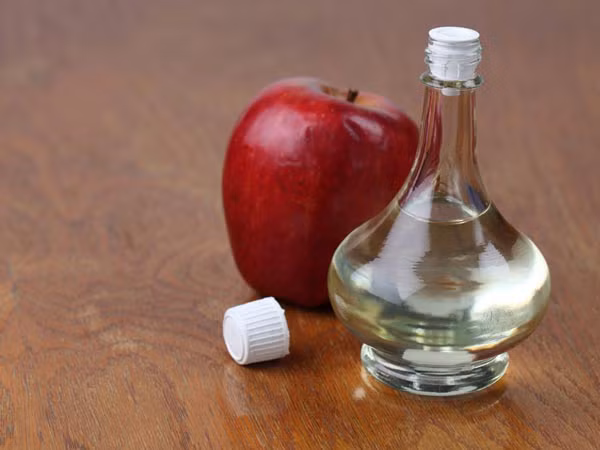 Giấm táo. Giấm táo có chứa kiềm, có tác dụng hỗ trợ lớp niêm mạc đường tiêu hóa và tiêu diệt các vi khuẩn gây chứng ngộ độc thực phẩm. Nếu không may ăn phải gì đó khiến bạn khó chịu, hãy uống trực tiếp một muỗng canh giấm táo pha loãng với một cốc nước ấm để làm giảm các triệu chứng khó chịu.