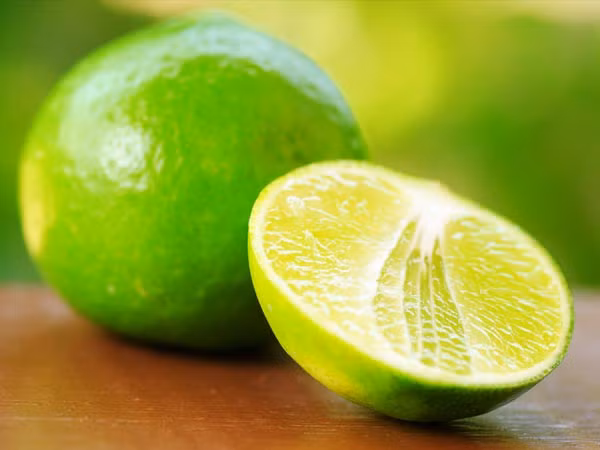 Chanh. Chanh có chứa các axit giúp kháng viêm, kháng virus và kháng khuẩn giúp điều trị các triệu chứng ngộ độc thực phẩm. Pha nước chanh với đường, uống sau khi bạn cảm thấy khó chịu do ăn đồ lạ sẽ giúp giảm triệu chứng.