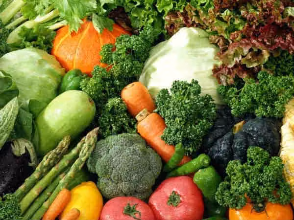 Ăn nhiều rau xanh. Rau xanh rất giàu vitamin, khoáng chất, chất xơ và các chất dinh dưỡng khác giúp tăng cường khả năng miễn dịch, phòng bệnh sốt xuất huyết. Bạn có thể thêm các loại rau như rau bina, bông cảnh xanh, rau diếp, rau mùi và bạc hà vào chế độ ăn hàng ngày của bạn.