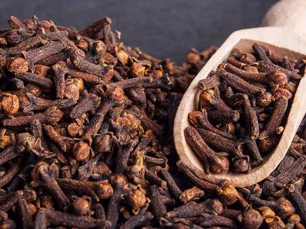 Đinh hương. Đây là một trong những loại gia vị chứa chất chống oxy hóa tốt cho hệ miễn dịch của bạn, thêm đinh hương vào chế độ ăn hàng ngày của bạn để ngăn ngừa nhiều bệnh nhiễm trùng như sốt xuất huyết.