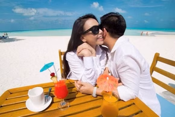 Trên trang cá nhân, nhiều lần Trà Ngọc Hằng đăng tải hình ảnh hạnh phúc với người đàn ông ''không rõ mặt'' càng khiến nhiều người tò mò.