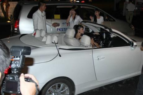 Nói về người đàn ông từng là của mình, Trà Ngọc Hằng từng tâm sự, anh là người Hà Nội, khá gia trưởng, khó tính. Sự giàu có, xa hoa của vị đại gia U40 được tính bằng những món đồ xa xỉ mà anh chu cấp cho bạn gái. Vị đại gia hào phóng và chịu chi khi tặng chiếc túi hiệu Chanel cho Trà Ngọc Hằng khi hai người vừa mới quen nhau.