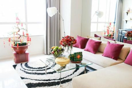 Được biết, người yêu hiện tại của Á hậu Huyền My và người yêu Ngọc Trinh (có tin đồn Ngọc Trinh mới chia tay người yêu đại gia) là đôi bạn thân trong giới kinh doanh. Thời gian vị đại gia còn yêu Trà Ngọc Hằng, anh đã bao bọc bạn gái rất nhiều về tài chính, cũng có thông tin cho rằng người yêu đại gia bồi thường cho Trà Ngọc Hằng khối tài sản kha khá sau khi chia tay. Có bạn trai chống lưng, Trà Ngọc Hằng sở hữu nhà triệu đô, xe hơi, đồ hiệu ngập nhà..