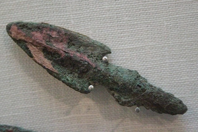 Tuy nhiên, sau khi phân tích các mảnh vỡ, nhóm nghiên cứu đã phát hiện ra rằng mật độ của niken và germanium không phù hợp với thiên thạch Twannberg. Sau khi tiến hành kiểm tra chi tiết hơn, họ xác định rằng vũ khí này được rèn từ loại thiên thạch được gọi là IAB. Thành phần khoáng chất cho thấy thiên thạch này có khối lượng ít nhất hai tấn trước khi rơi xuống Trái Đất.