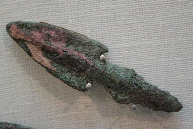 Đầu mũi tên này nặng 2,9 g và dài 39,3 mm, được xác định xuất thân từ khu định cư Mörigen thuộc thời kỳ Đồ đồng, tồn tại vào khoảng giữa năm 900 đến 800 trước Công nguyên.