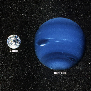 James Webb còn cung cấp cho giới khoa học hình ảnh về 7 mặt trăng của sao Hải Vương. Điểm sáng nổi bật phía trên sao Hải Vương chính là mặt trăng Triton. Mặt trăng này được bao phủ bởi một lớp nitơ cô đặc đóng băng và có vẻ sáng hơn cả sao Hải Vương vì phản chiếu khoảng 70% ánh sáng Mặt Trời.