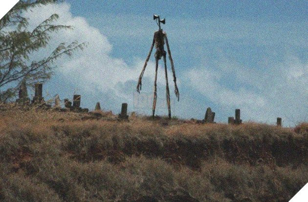 Theo truyền thuyết, Siren Head dùng 2 bộ phận hình loa gắn trên đầu để phát ra những âm thanh chói tai và khó chịu, chẳng hạn như là tiếng đài radio rè, còi hú, những âm thanh ở tầng số cao có thể gây hỏng thính giác.