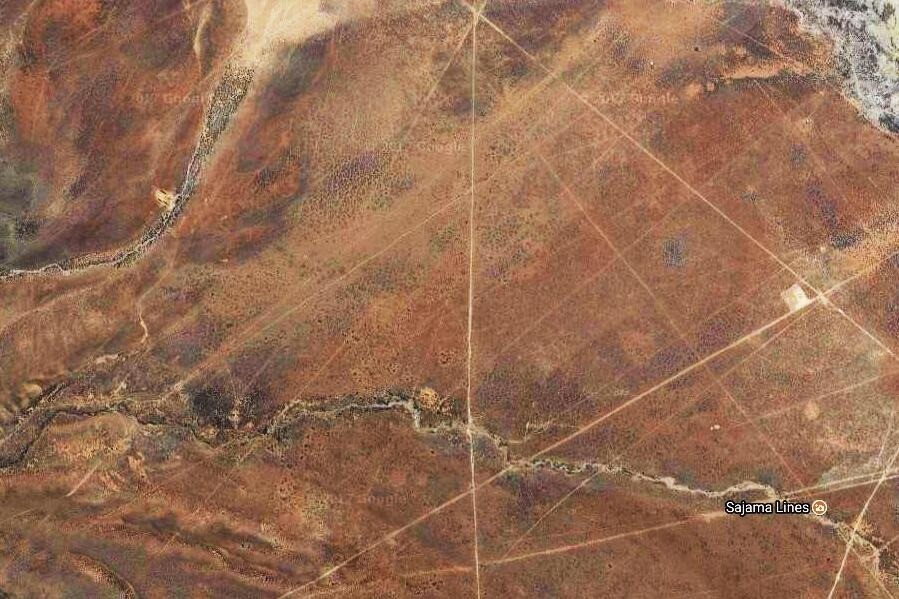 Hàng nghìn đường thẳng này chạy song song và giao nhau tạo thành một mạng lưới hỗn loạn trên sa mạc, tuy nhiên chắc chắn chúng được tạo ra với mục đích nào đó. Tổng chiều dài của các đường thẳng là 16.000 km, khiến đường thẳng Sajama trở thành một trong những công trình nghệ thuật lớn nhất thế giới.