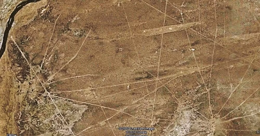 Có những giả thuyết rằng những đường thẳng này có thể đã được sử dụng như lối đi dẫn đến nguồn nước quý hiếm trong khu vực. Một ý kiến khác cho rằng chúng có thể đã đóng vai trò hướng dẫn trong các cuộc hành hương, nhờ mạng lưới đường thẳng này mà người ta có thể đến được đền thờ, nghĩa trang và các khu dân cư nhỏ.