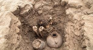 Xác ướp và đồ cúng cổ xưa cũng đã từng được tìm thấy trước đây tại địa điểm Huaca Pucllana. Nhưng những đồ tạo tác trong ngôi mộ mới được phát hiện có kiểu trang trí rất khác biệt so với các hiện vật được phát hiện trước đây từ các ngôi mộ của Ychsma tại địa điểm này.