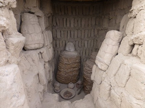 Các nhà khảo cổ đã tìm thấy một ngôi mộ riêng lẻ chứa hài cốt con người trên đỉnh kim tự tháp gắn liền với nền văn hóa Ychsma. Để tạo ra ngôi mộ, một phần cấu trúc kim tự tháp phải bị phá hủy. Các nhà khảo cổ tìm thấy xác ướp bên trong ngôi mộ đang ngồi trong tư thế uốn cong, mặt hướng về phía nam.